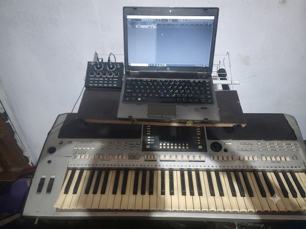 Student learning piano through an online class